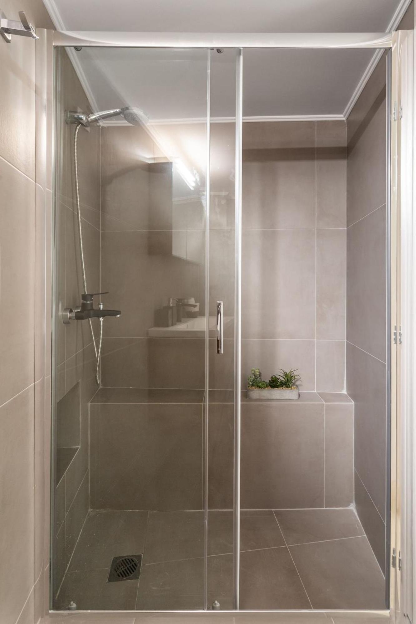 Deluxe 3-Bdrm Urban-Industrial Apt At Acropolis Athen Exterior foto