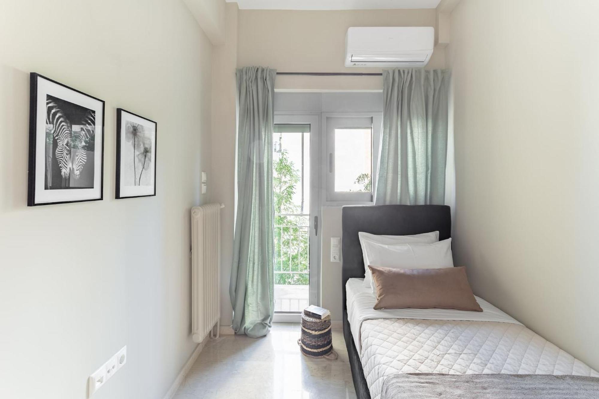 Deluxe 3-Bdrm Urban-Industrial Apt At Acropolis Athen Exterior foto