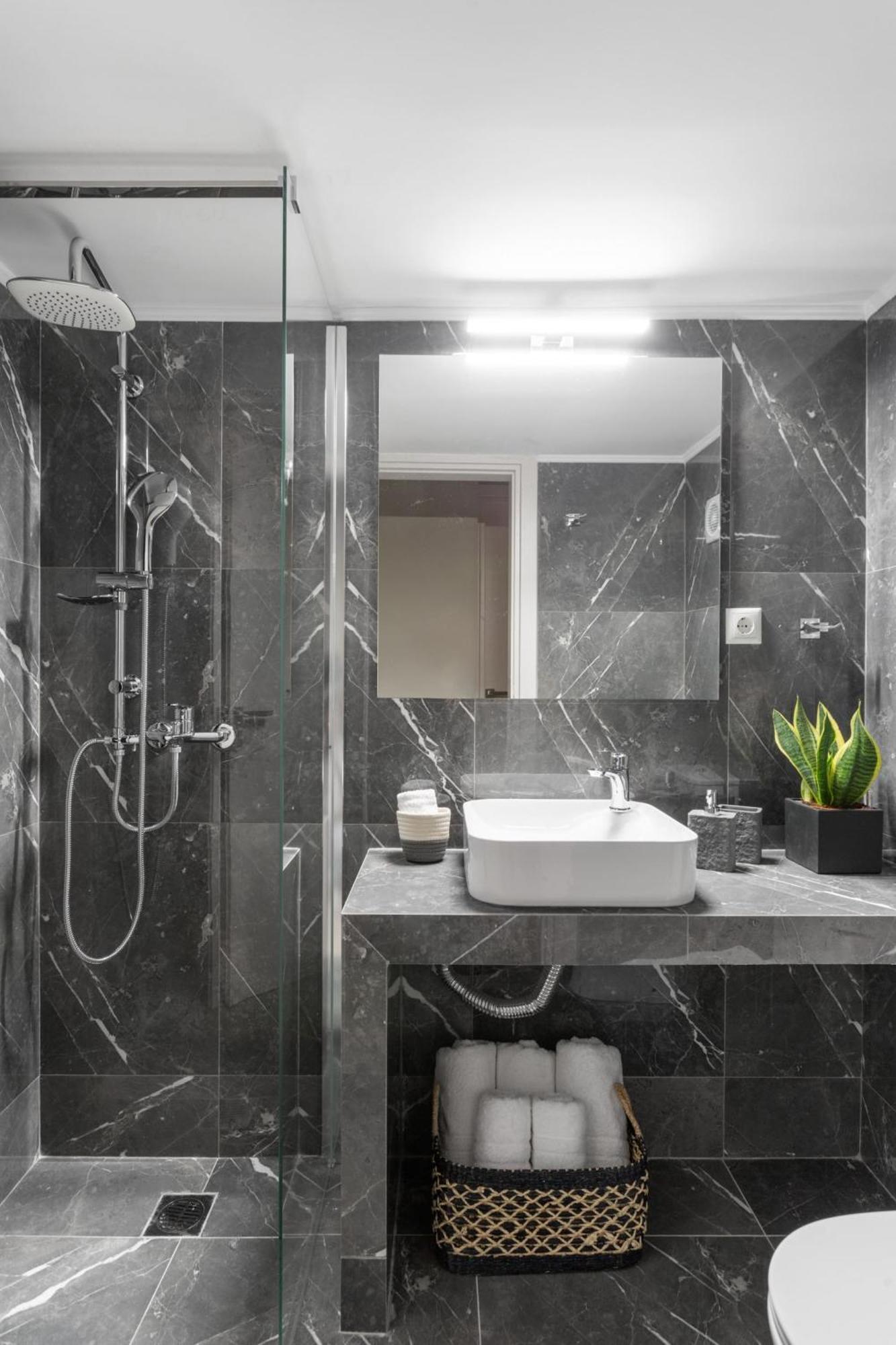 Deluxe 3-Bdrm Urban-Industrial Apt At Acropolis Athen Exterior foto